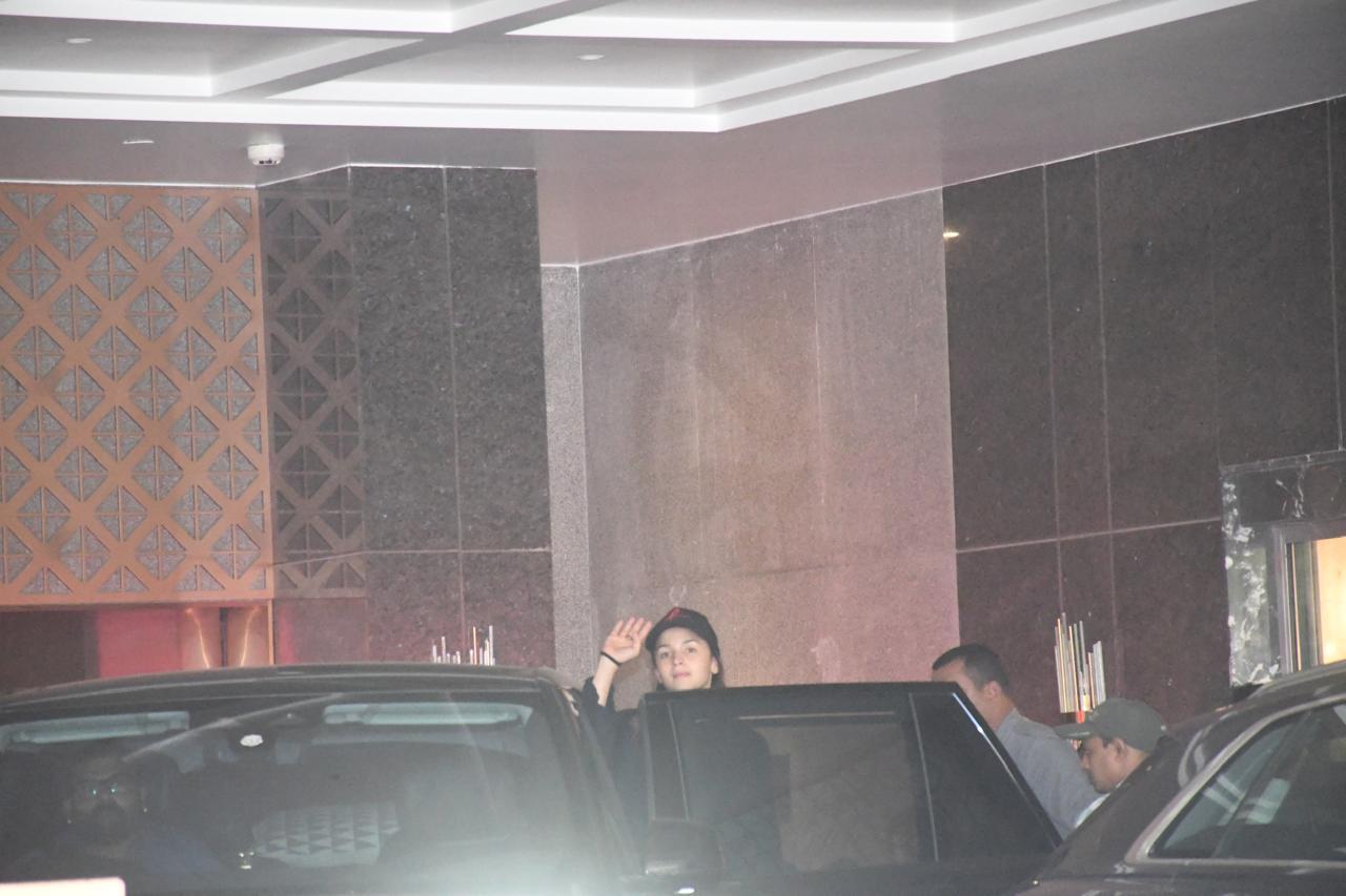 Alia Bhatt made a brief appearance in Bandra today. Although she did not pose for the cameras, she made sure to wave to the paps.